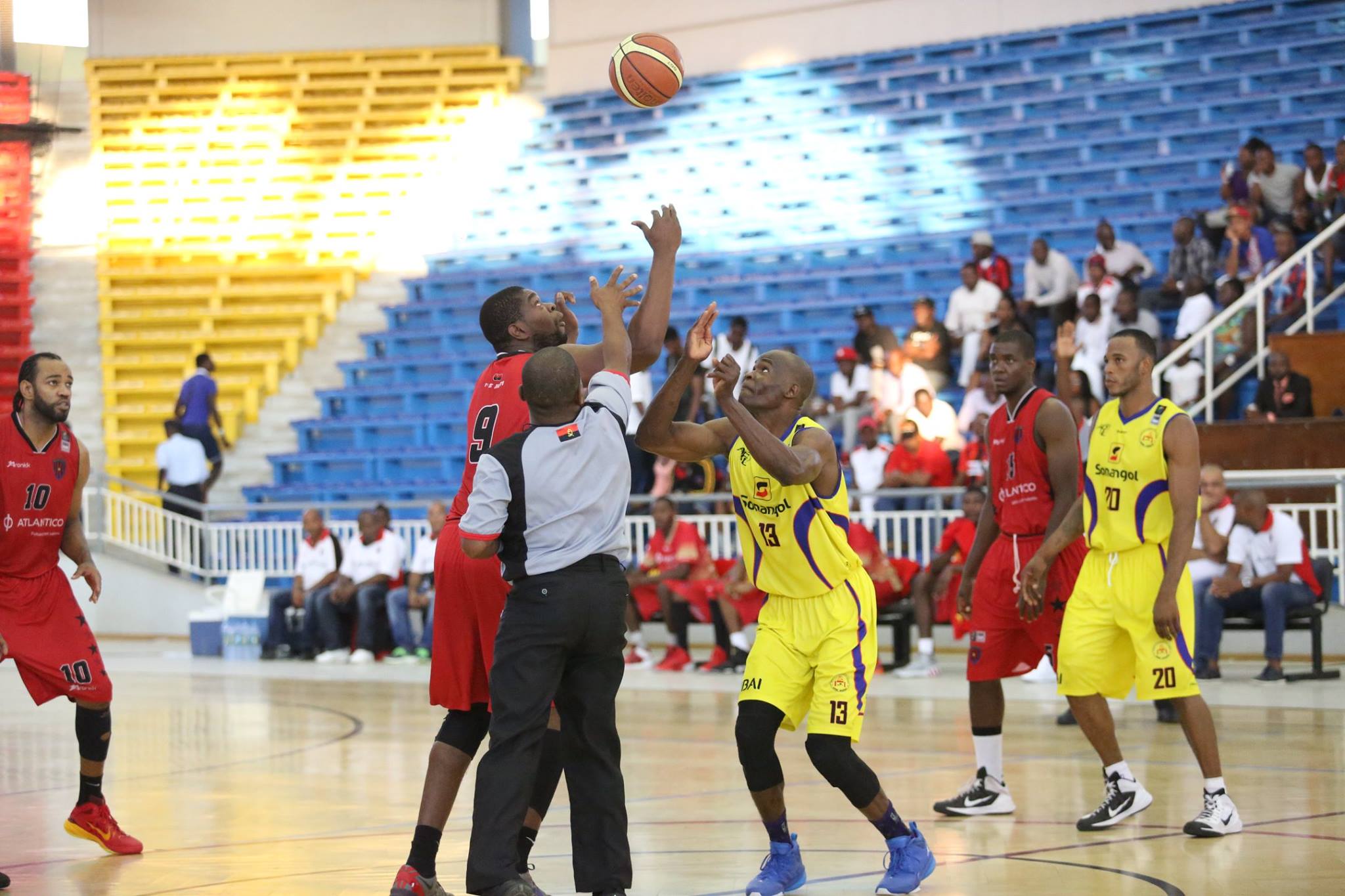 Clube Desportivo 1º de Agosto - Basquetebol: 1º de Agosto impõe chapa 100  ao Petro no primeiro jogo da meias-finais